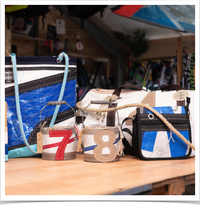 Handgefertigte Taschen und Accessoires auf alten Yachtsegeln.
